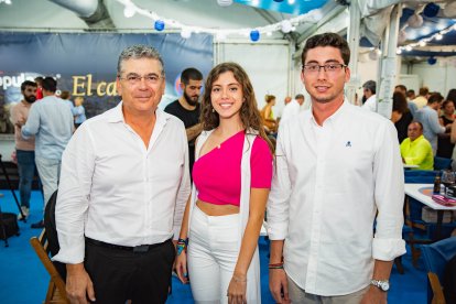 Antonio Palmero junto a sus hijos Antonio Palmero y Carmen Palmero.