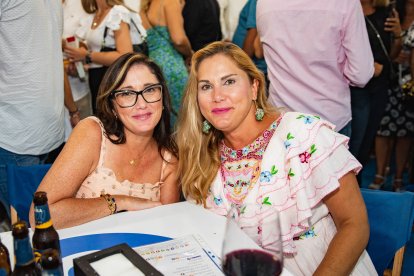 María y Toñi aprovecharon la velada para ponerse al día.