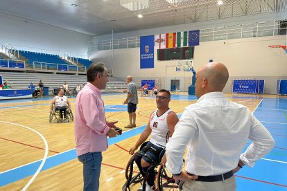 Juanjo Segura y José Antonio García con el capitán.