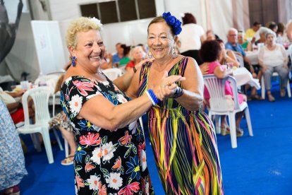 Algunas mujeres se animaron a bailar.