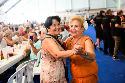 No tardaron en verse las primeras parejas de baile en la caseta municipal.