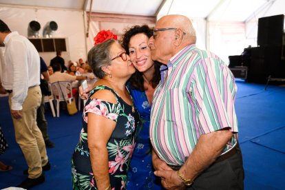 La alcaldesa en funciones María Vázquez se mostró cariñosa con los asistentes.