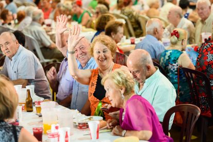 María Dolores saludando a cámara.
