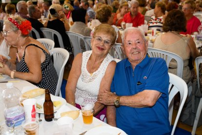 Enrique y Adela disfrutando de la comida.