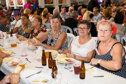 La comida gustó a los asistentes que la disfrutaron con sus amigos.