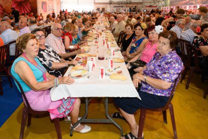 Amigos reunidos para celebrar el homenaje.