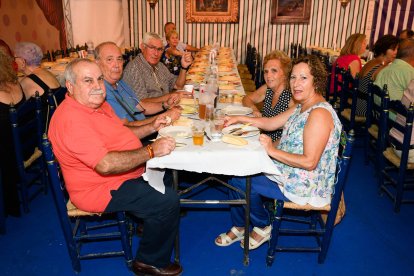 María Gómez, María Luisa Sánchez, Miguel Navarro, José María Márquez y Joaquín Jiménez en la comida del evento.