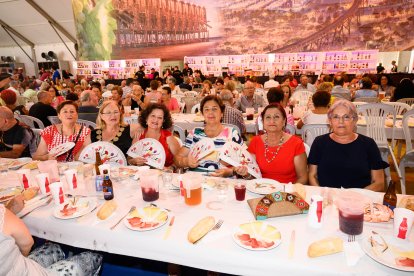 Abanicos fuera para refrescarse durante el evento.