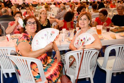 Los abanicos feriales se vieron en muchas de las mesas del homenaje.