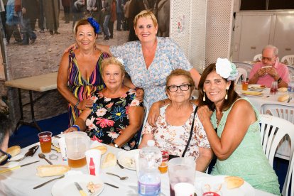 Tere López, Elvira Herrada, Carmen Corrales, Josefina y Maricarmen Andújar.