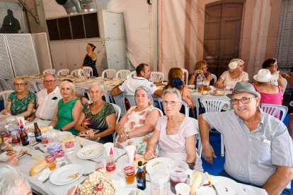 Un grupo de amigos reunidos en el Homenaje a los mayores.