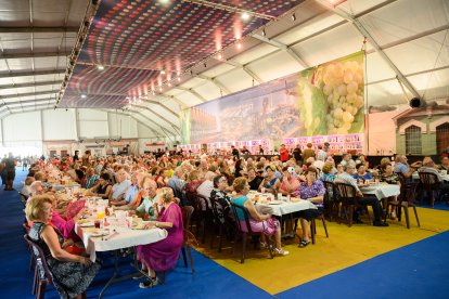 Las mesas se encontraban llenas de invitados que disfrutaron de la tarde.