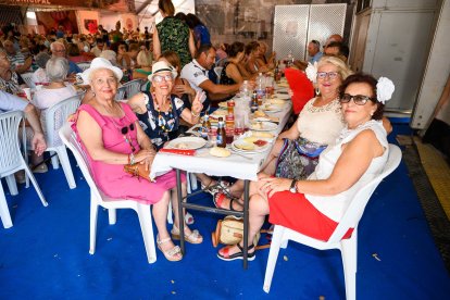 Tita Enriqueta con sus amigas en el Homenaje a los mayores.