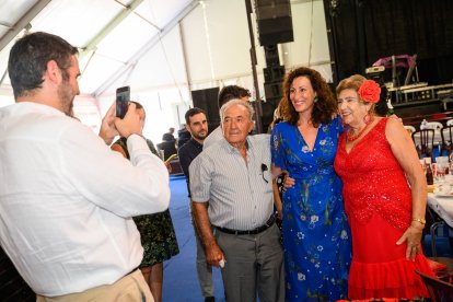 El concejal Juan José Alonso haciendo una foto a la alcaldesa con dos almerienses.