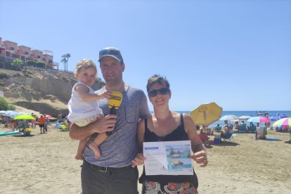 Lorena Costa, Jorge Yeregui y Maren Yeregui ganan una comida en restaurante Neptuno Mojácar.