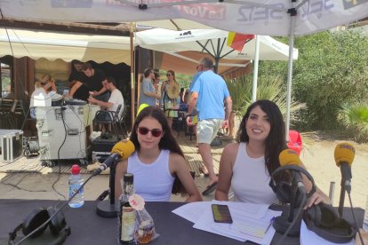 Laura Diepstraten enamora a toda la playa con su voz en San Juan de los Terreros.