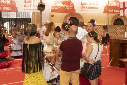 Gran ambiente en el Concurso de Trajes de Flamenca de La Voz de Almería.