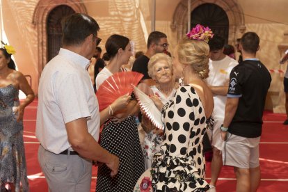 Gran ambiente en el Concurso de Trajes de Flamenca de La Voz de Almería.