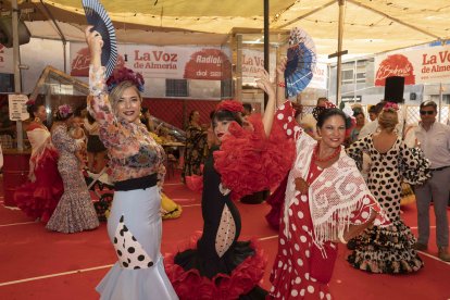 Rosario Sánchez, Candela Salas y Lola Miralles, antes del Concurso de Trajes de Flamenca.