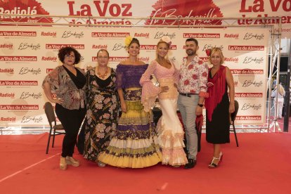 Lourdes Ontiveros, Carmen García, Rosalía Navarro, Mar Segura, Curro Ruiz y Ana Belén López, miembros del jurado del Concurso de Trajes de Flamenca de La Voz de Almería.