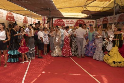 Participantes tras recoger sus números para el desfile.