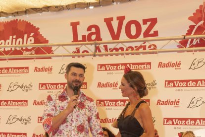 Curro Ruiz con Silvia, la ganadora del Concurso de 2019 que se llevó uno de sus trajes como regalo.