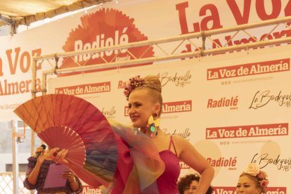 Asunción Martínez, con un moderno vestido de Nieves Pérez, fue la tercera clasificada en el Concurso de Trajes de Flamenca.