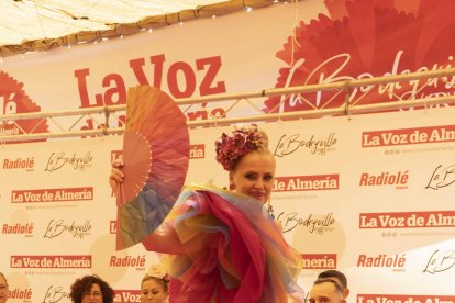 Asunción Martínez, con un moderno vestido de Nieves Pérez, fue la tercera clasificada en el Concurso de Trajes de Flamenca.