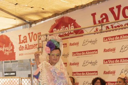 Este señora apostó por la tradicional mantilla andaluza.
