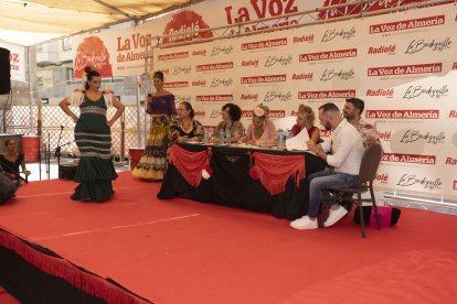 El desfile centró las miradas de decenas de curiosos, que no quisieron perderse los preciosos vestidos.