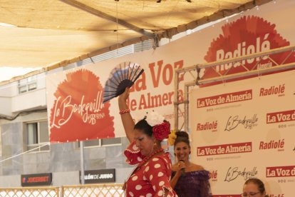 Lola Miralles, profesora de baile de la Compañía de María, demostrando su arte sobre el escenario.