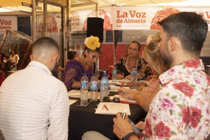 Miembros del jurado decidiendo los nombres de las ganadoras.