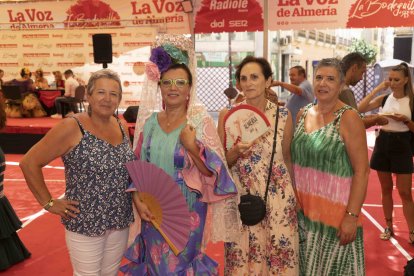 Mari Lola Soto, Laura Negrillo, María Luisa y Paquita Soto disfrutando en el ambigú de La Voz