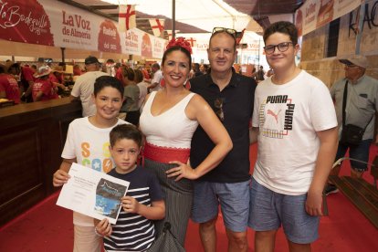 La familia Alonso Rentero se llevó el premio a la Mejor Foto Infantil que les permitirá, gracias a los pases de regalo, ir a visitar el Aquarium de Roquetas de Mar.