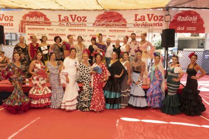 Miembros del jurado con participantes del Concurso de Trajes de Flamenca.