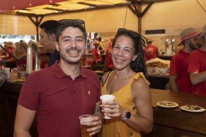 Alejandro y Almudena, sonrientes en el ambigú de La Voz de Almería.