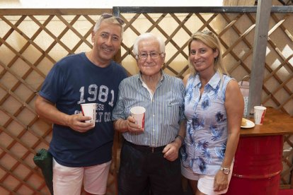 Con 90 años nuestro amigo Francisco Santander tenía más alegría que muchos jóvenes. En el ambigú estuvo con Juan Antonio e Inés