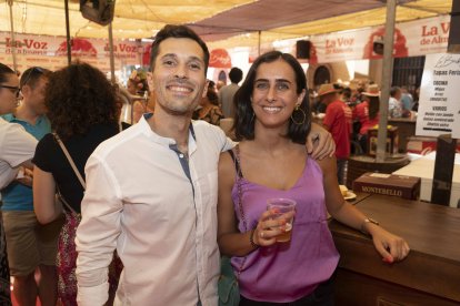 El empresario italiano Francesco Caldarozzi, uno de los propietarios de Restaurante Buono, y la siempre elegante María Di Meglio no quisieron perderse el mediodía en el ambigú de La Voz de Almería.