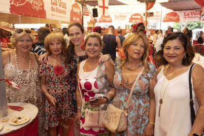 María del Mar, Loli, Paloma, Arancha, María y Carmen pasándolo bien