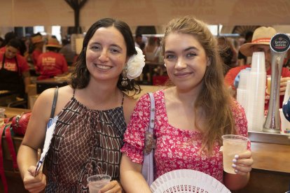 Ana y Alexandra disfrutando del mejor ambiente del mediodía
