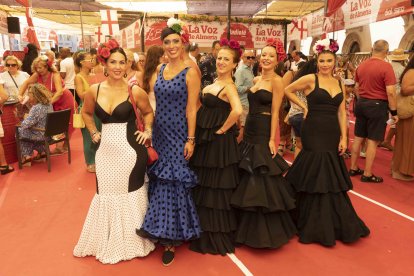De Pascual Quintana vistió de flamencas a este grupo de chicas: Chelo, Sabrina, Magdalena, Toñi y Gina
