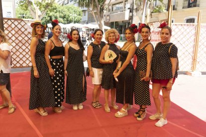 Con lunares y mucho arte posan la profesora y las alumnas de la Escuela de Baile Ana Soriano