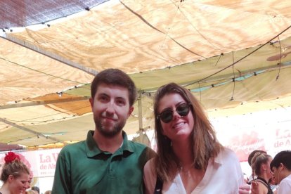 Los jóvenes periodistas Javier Cortés y Laura Callejón en el ambigú de La Voz de Almería.