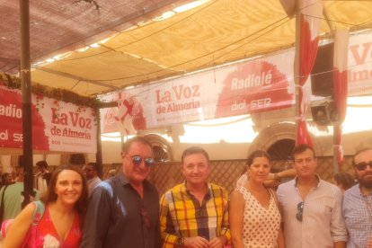 El periodista Carlos Herrera con la familia de la UNED formada por Mª Carmen Pérez, José Jesús Gázquez, Belén García y Alberto Navarro, y el comercial de CM 2000 José Miguel Vizcaíno