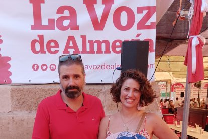 Sol Miralles posa sonriente con el abanico que ella misma ha diseñado para La Voz de Almería