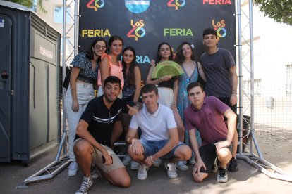 Elena López, Alba García, Maribel Ramos, Isabel Pérez, Laura Rosado, Ayoub Fehri, Jaime Molero, Gabriel González y Alejandro Puertas, en el photocall de LOS40.