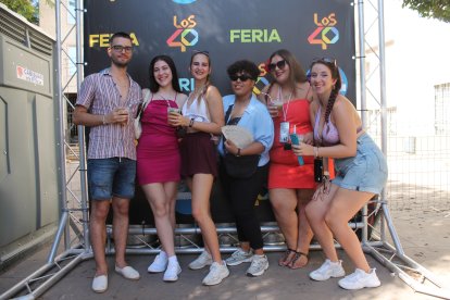 Alberto Saldaña, Maribel García, María Teresa García, Hiba Manal, Yngrid Sánchez y Laura López, en el ambigú de la Plaza Virgen del Mar.