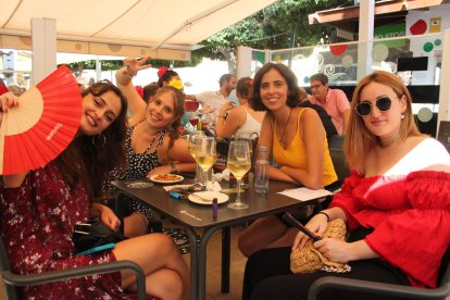 Elena Senen, Adela Guirado, Isabel Guirado y Carmen Guirado, en una de las mesas de \'La Marimorena\'.