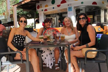 Elena Senen, Adela Guirado, Isabel Guirado y Carmen Guirado, en una de las mesas de \'La Marimorena\'.
