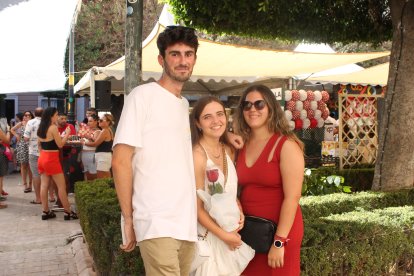 Pedro Fernández, Carmen Socías y Ana Redondo, en la Plaza Virgen del Mar.